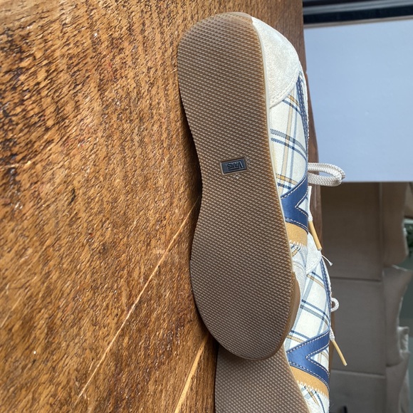 Vans - Picture 3 of 5